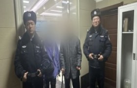 民警暖心救助迷路老人助其安全回家